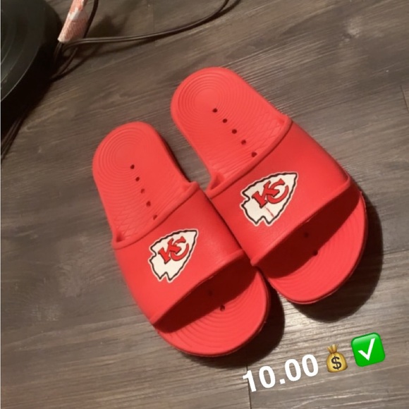 I’m selling these Chiefs slides for 10.00$ only! - Picture 2 of 2